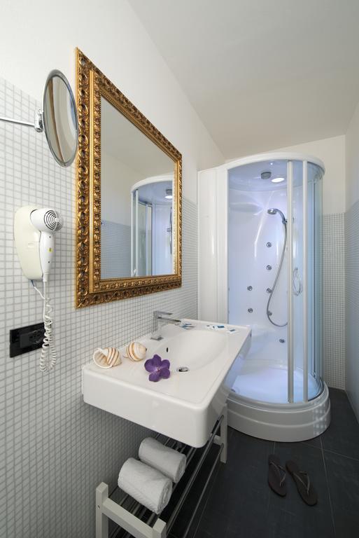 Nice Hotel Bibione Buitenkant foto