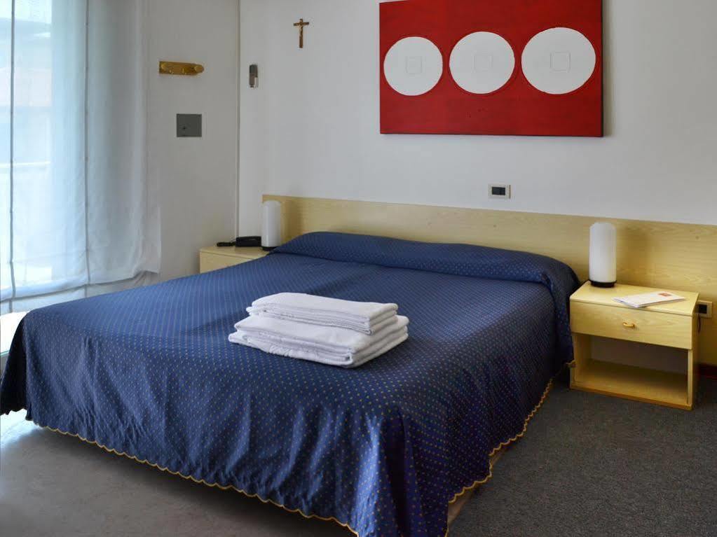 Nice Hotel Bibione Buitenkant foto